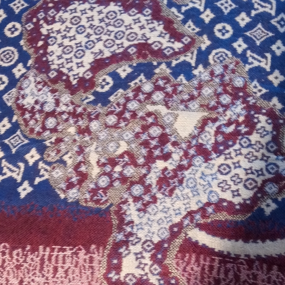 Louis Vuitton World Scarf - Picture 9 of 10